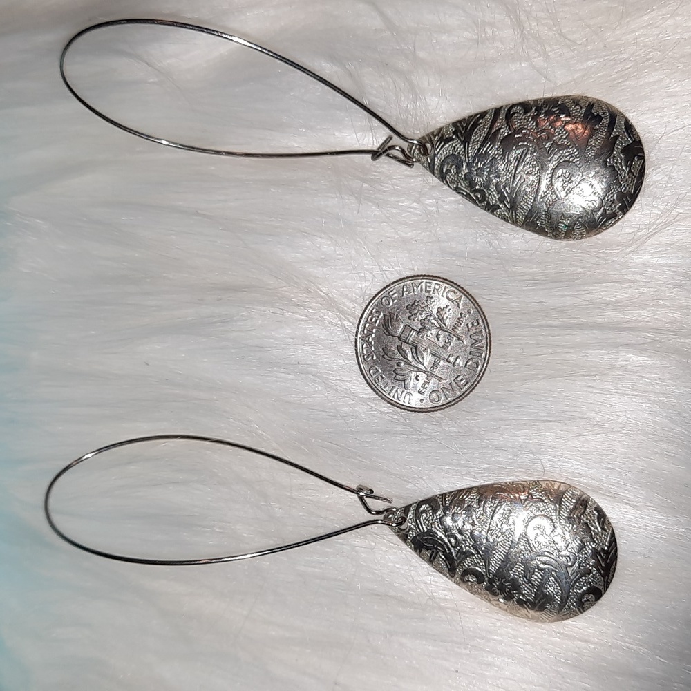3/25$Shiny Embossed silvertone teardrop wire earrings Lightweight